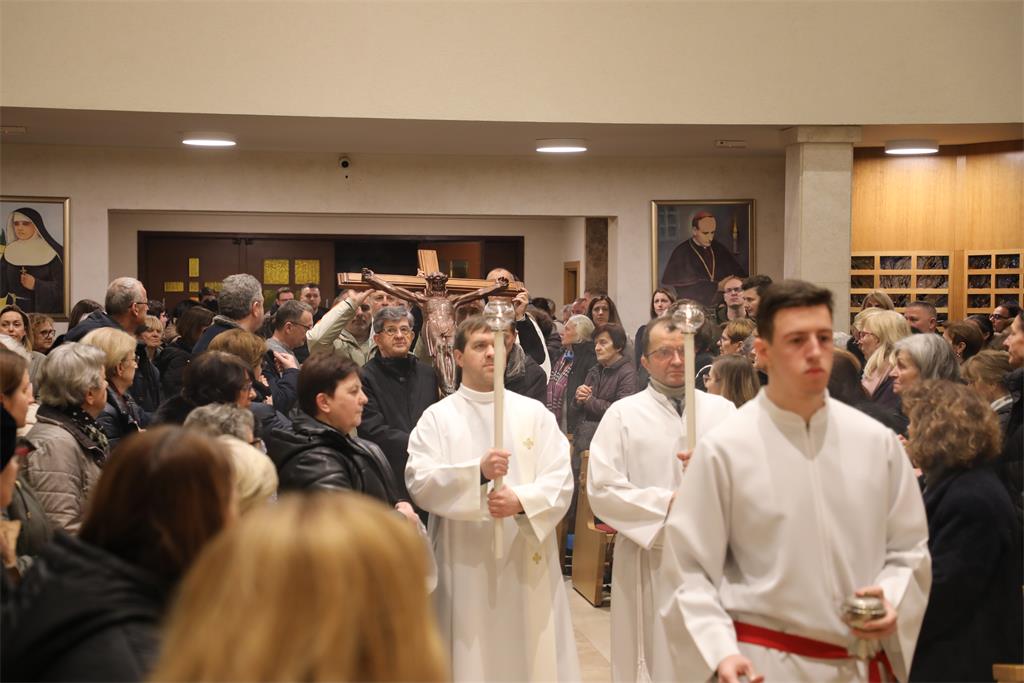 260128 Mons. Marko Kovač predvodio misu devetnice sv. Josipa na Trešnjevki (14-1)