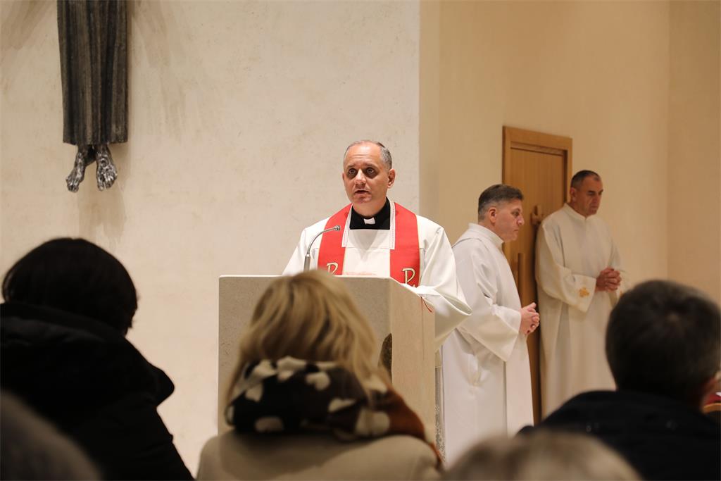 260128 Mons. Marko Kovač predvodio misu devetnice sv. Josipa na Trešnjevki (17-1)