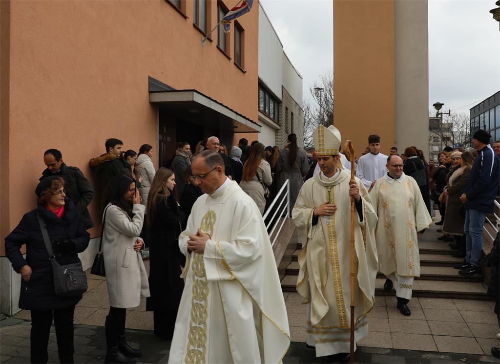 260201 Biskup Kovač predvodio misu u Župi sv. Josipa (36)